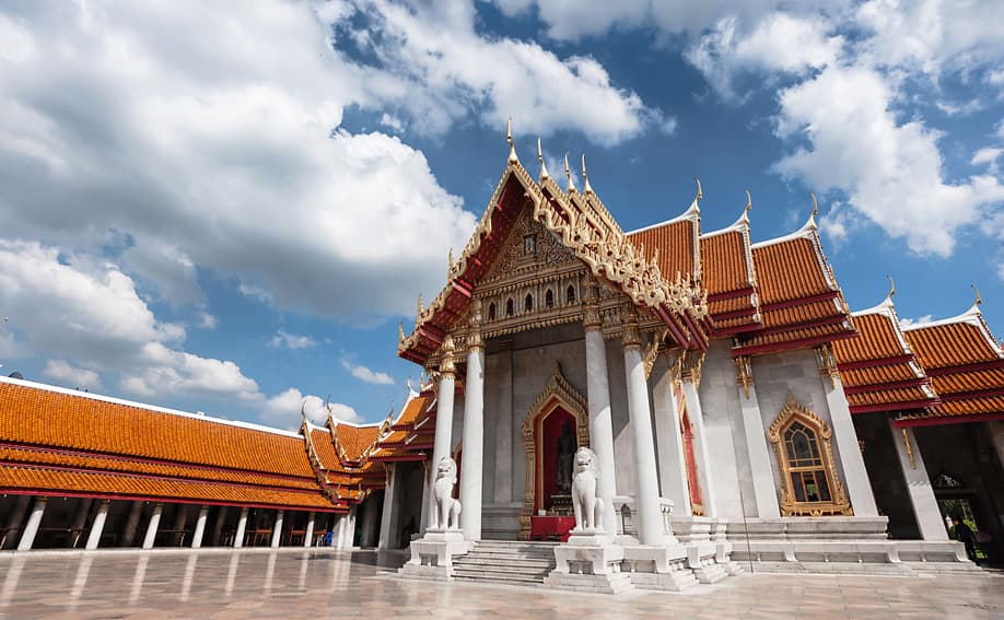 Innenhof vom Wat Benchamabophit in Bangkok.