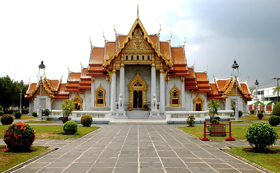 Der Wat Benchamabophit (Marmor-Tempel) in Bangkok.