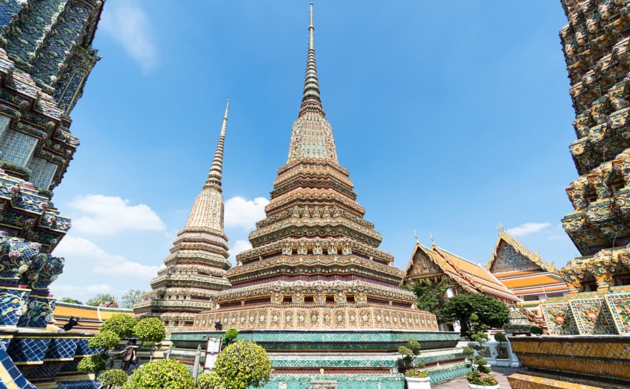 Phra Maha Chedi Si Ratjakarn - Prangs im Wat Pho.