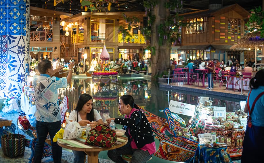 SOOK Siam Floating Market.