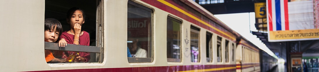 Hua Lamphong Bangkok - Kinder im Zug.