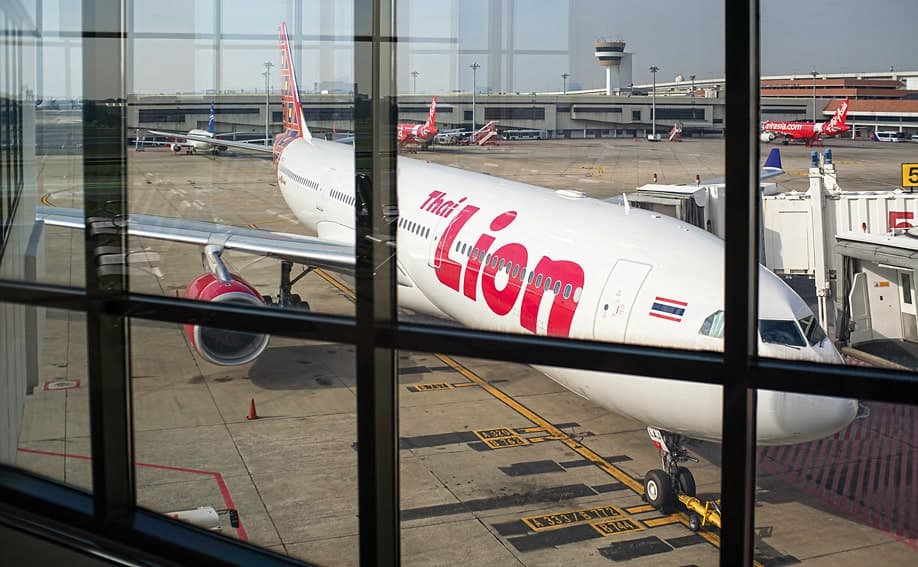 Koh Samui Anreise - Flugzeug der Thai Lion Air am Don Muang Airport in Bangkok.