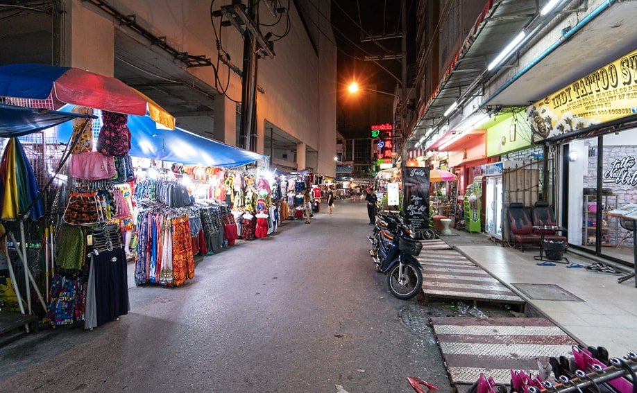 Der Santisuk Markt in Hat Yai am späten Abend.