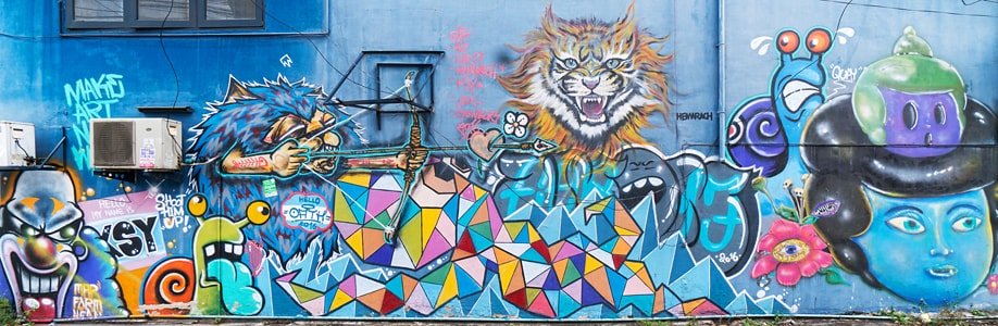 Graffiti von verschiedenen Künstlern in einer Nebenstraße in Lat Phrao.
