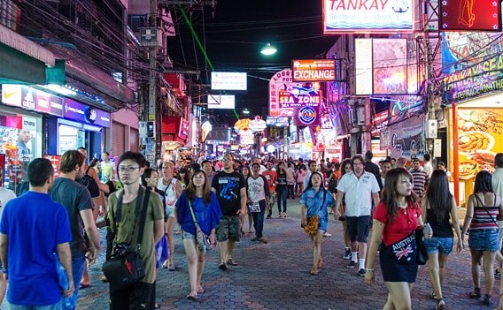 Walking Street in Pattaya bei Nacht