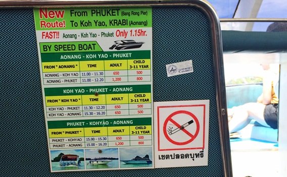 Schild mit Fahrzeiten und Preisen für das Speedboot zwischen Phuket und Ao Nang.