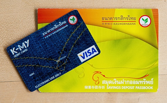 Thailändische Kreditkarte und Sparbuch der Kasdikorn Bank.