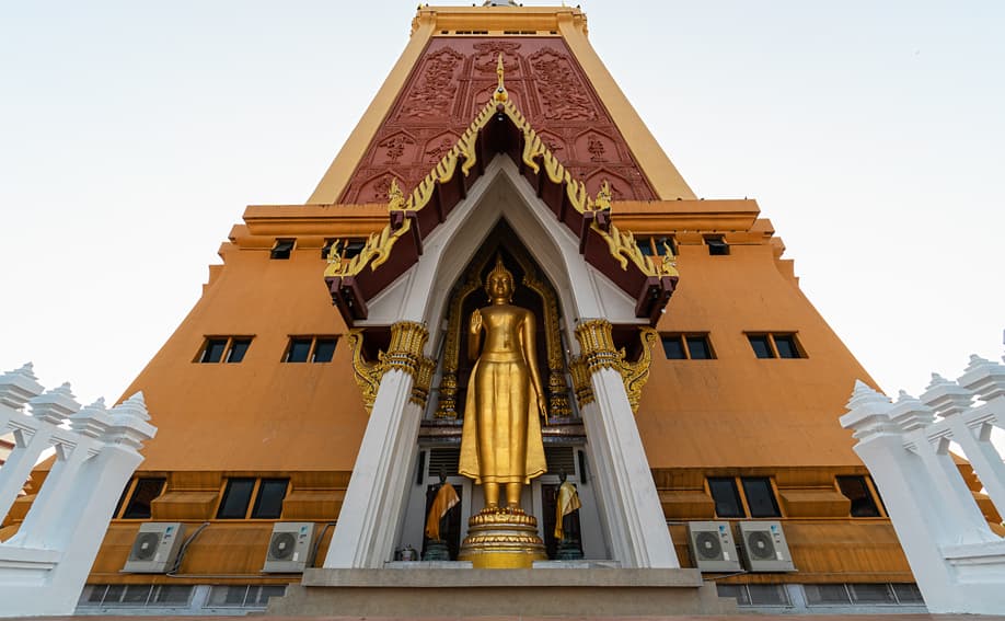 Großer stehender Buddha auf der Nordseite des Chedi.