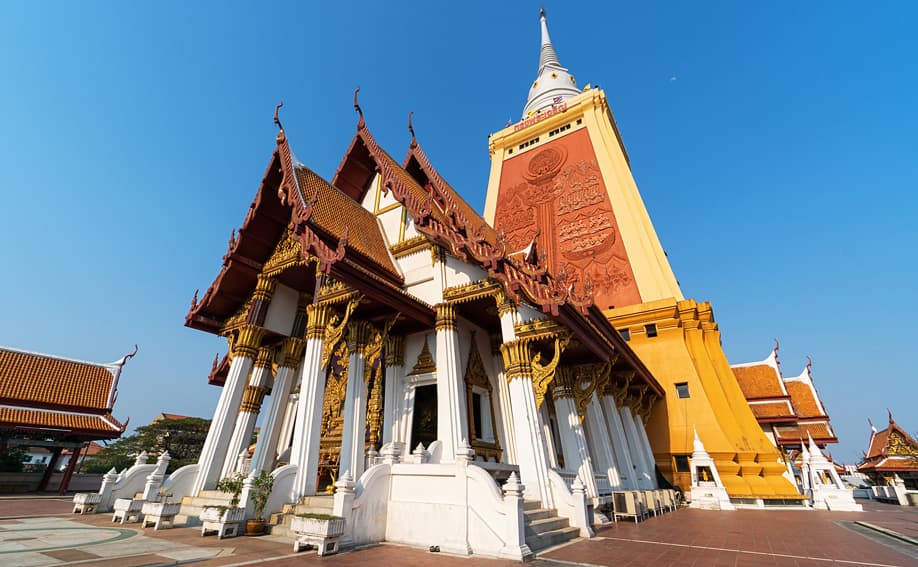 Chedi und Ubosot Wat Dhammamongkol.