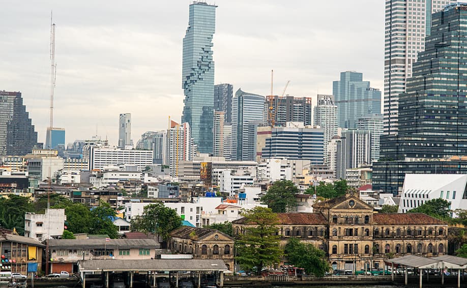 Aussicht vom ICONSIAM über den Chao Phraya auf das Alte Zollhaus und den Maha Nakhon Tower.