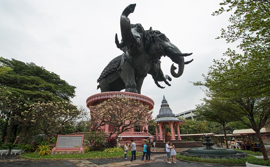 Erawan Museum - Elefant mit drei Köpfen.