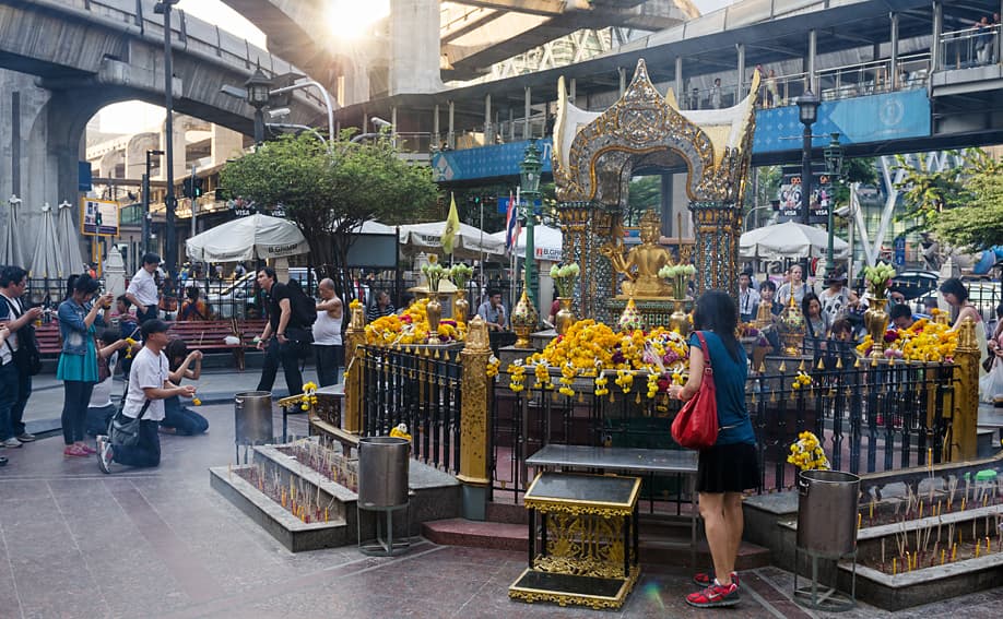 Der Erawan Schrein in Bangkoks Geschäftsviertel.