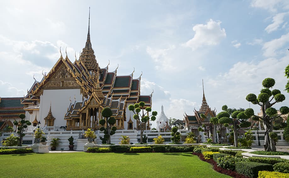 Dusit-Gruppe mit der Dusit Maha Prasat-Thronhalle und dem Amphorn Phimok-Pavillon.