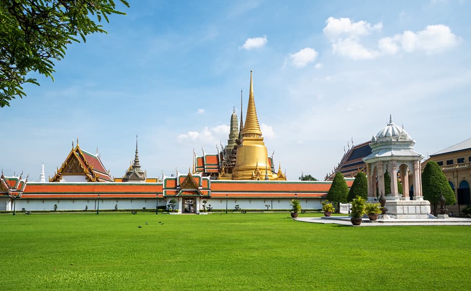 Der Tempel Wat Phra Kaeo auf dem Gelände vom Königspalast in Bangkok.