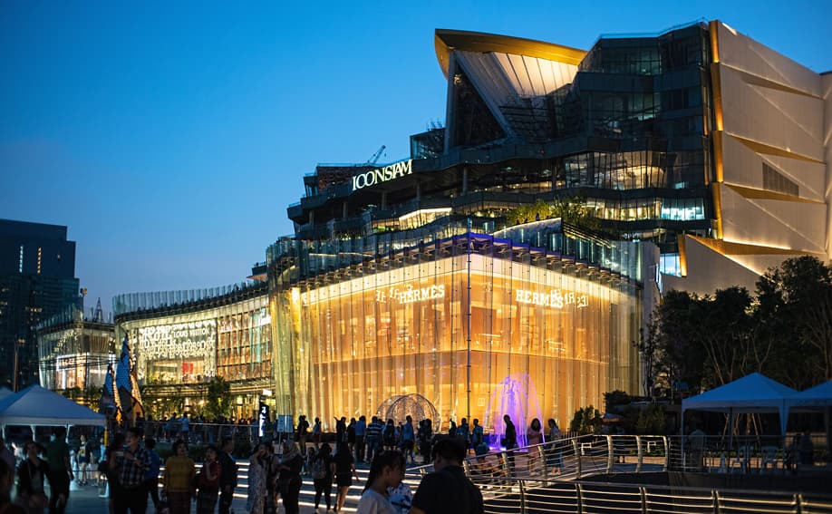 Glasfassade des Iconsiam am frühen Abend.