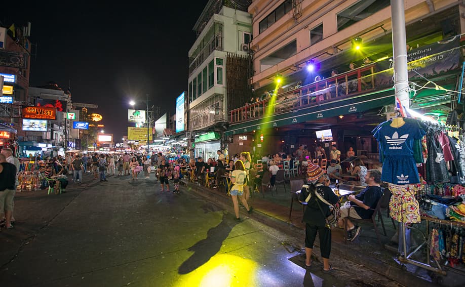 Die Khao San Road in Bangkok am Abend.