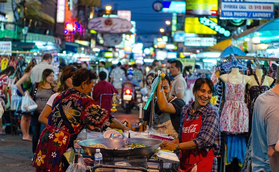 Garküche auf der nächtlichen Khao San Road.