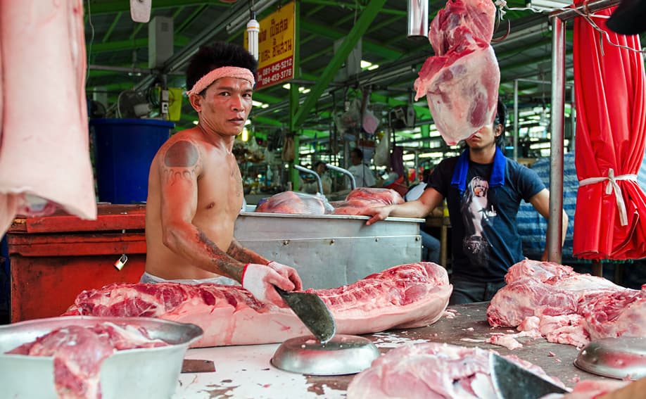 Khlong Toey Markt in Bangkok - Foto von einem Fleischverkäufer.