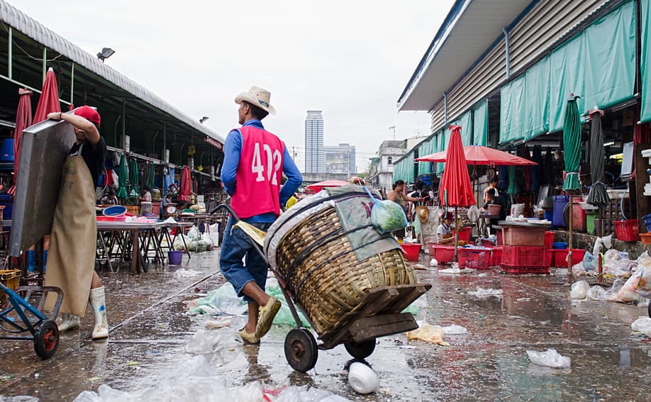 Khlong Toey Wet Market an einem verregneten Tag.