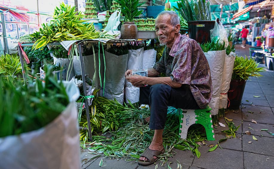 Verkäufer auf dem Blumenmarkt Bangkok.