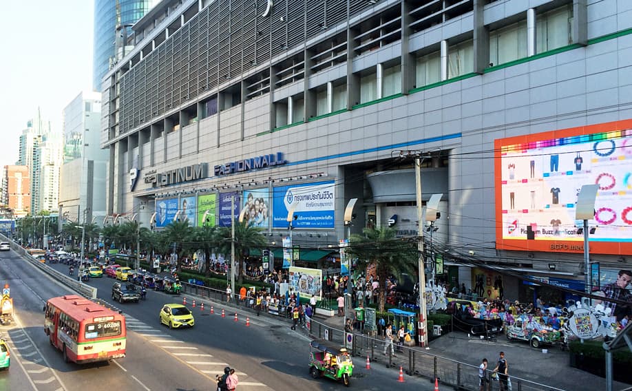 Blick von einer Überführung auf die Platinum Fashion Mall in Bangkok.