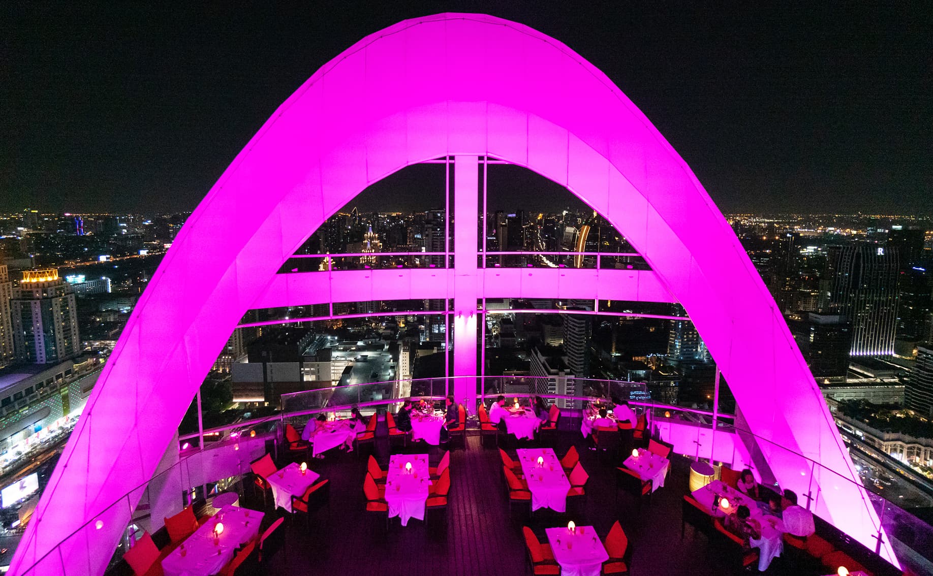 10 Rooftop Bars in Bangkok Dresscode, Preise und Tipps
