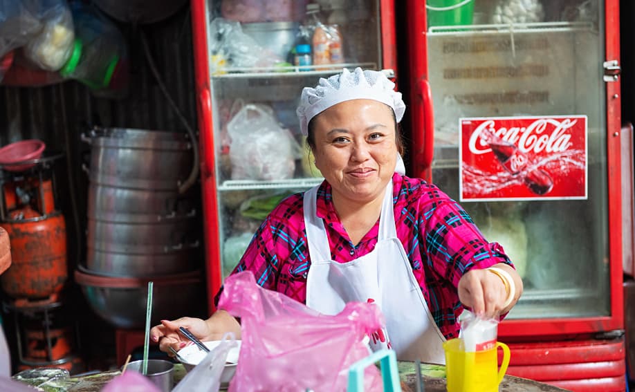 Restaurantbetreiberin in einer Seitenstraße der Yaowarat Road.