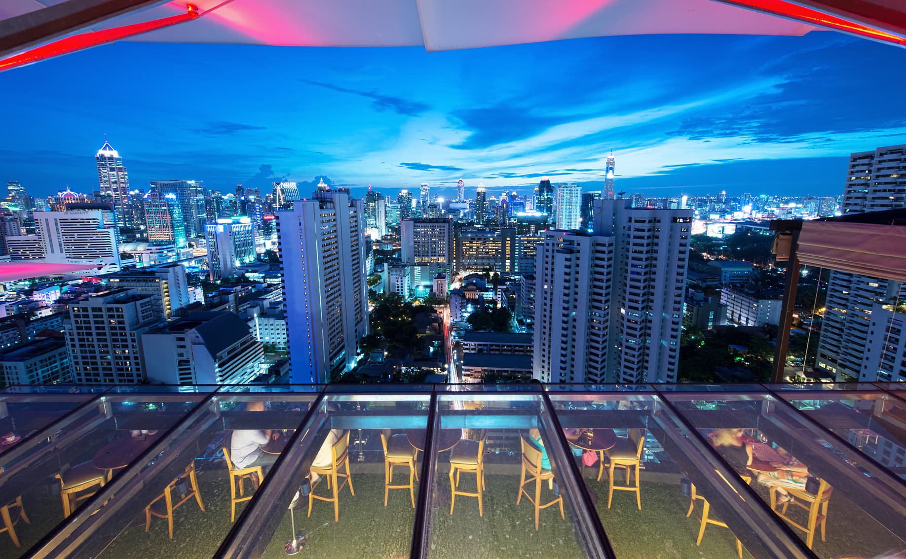 10 Rooftop Bars in Bangkok Dresscode, Preise und Tipps