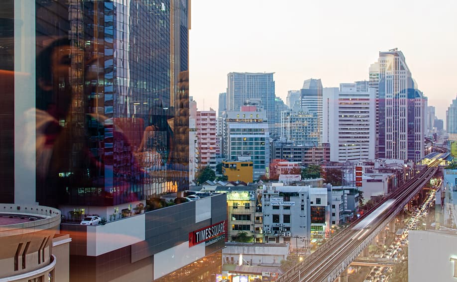 Blick vom Terminal 21 über die Sukhumvit Road.