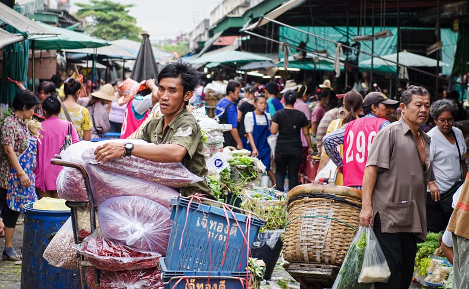 Überwiegend einheimische Kunden auf dem Khlong Toey Markt, dem größten Frischmarkt in Bangkok.
