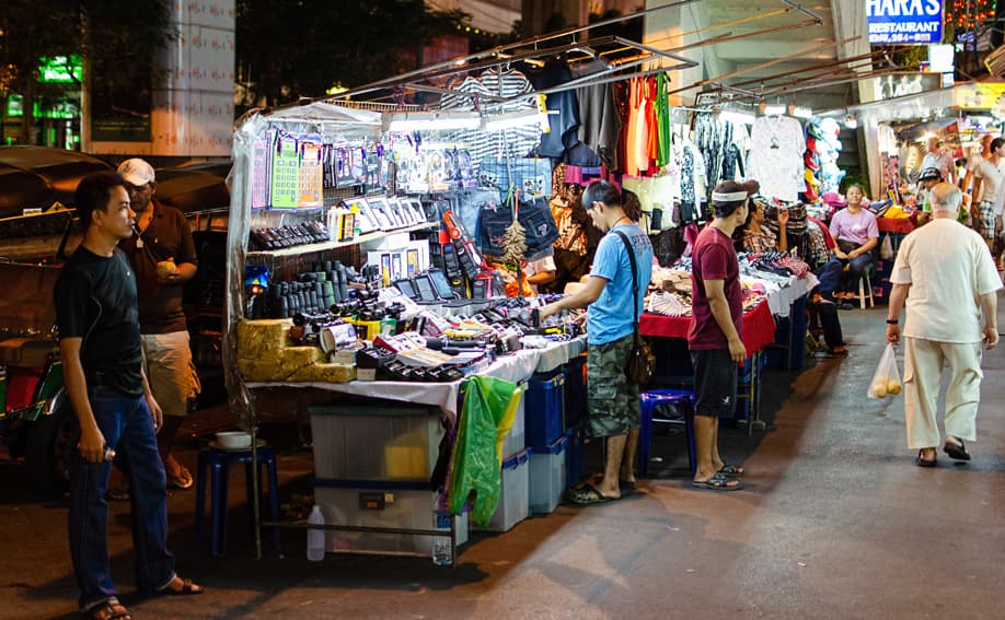 Marktstände an der Sukhumvit Road.