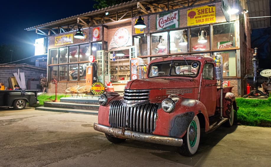 Oldtimer auf dem Talad Rot Fai Nachtmarkt in Bangkok.