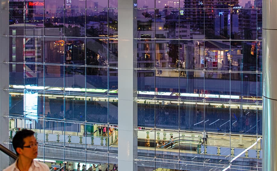 Blick von der Rolltreppe des an Bangkoks Asok-Kreuzung gelegenen Terminal 21.