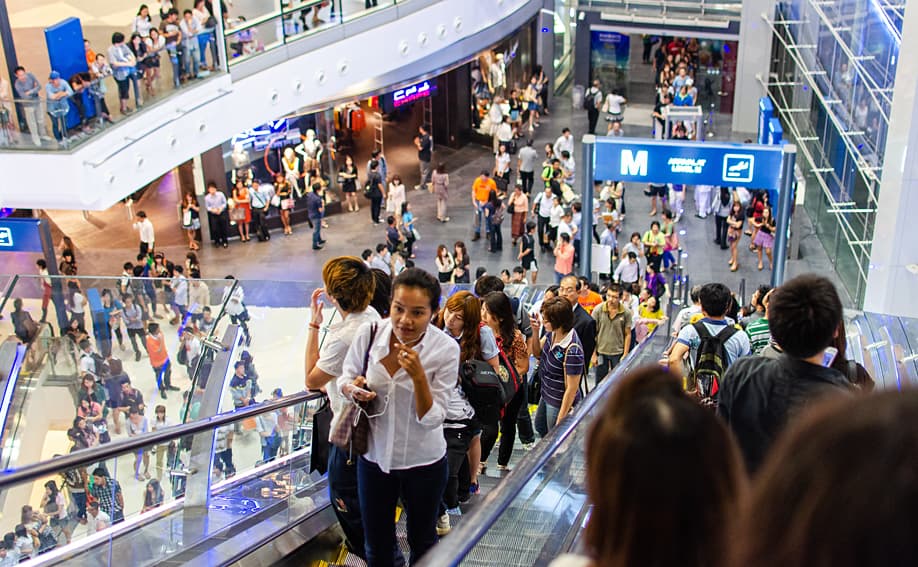 Blick von der Rolltreppe auf den Eingangsbereich der beliebten Terminal 21 Shopping Mall in Bangkok.