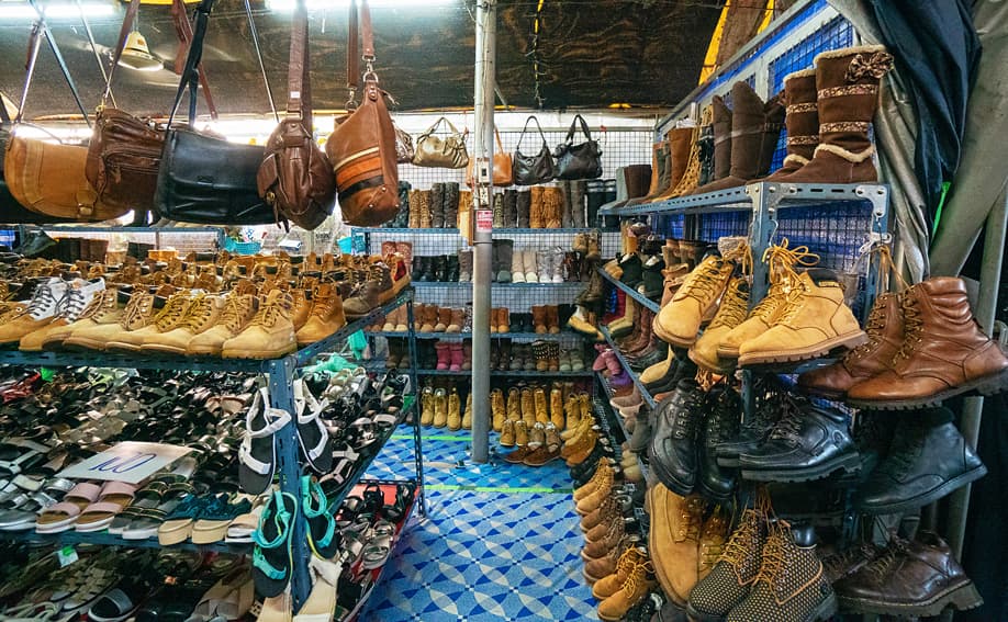 Schuhe und Handtaschen auf dem Wang Lang Market.