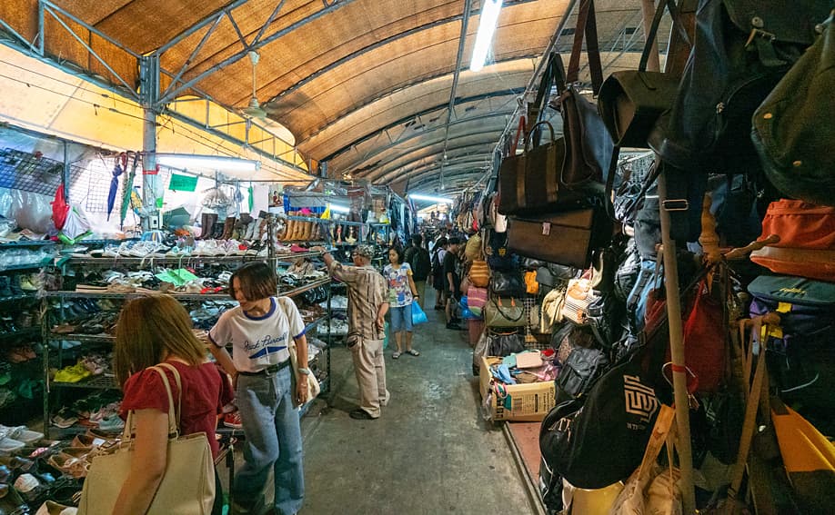 Marktstände in einer Seitenstraße der Trok Wang Lang.