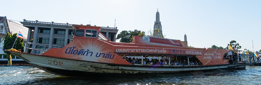 Fähre vor dem Wat Arun.