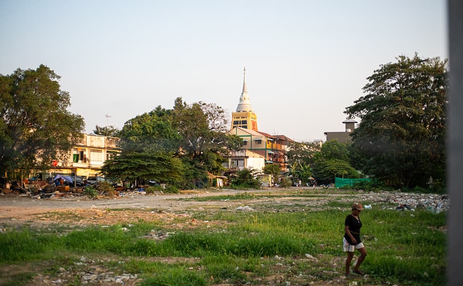 Blick auf den Tempel von der Sukhumvit Road Soi 101.