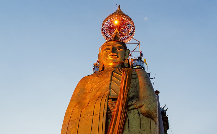Wat Intharawihan (Standing Buddha Bangkok).