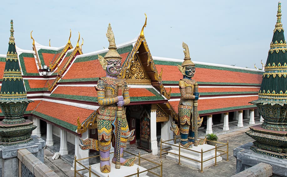 Wärterfiguren am Eingang zum Wat Phra Kaeo.