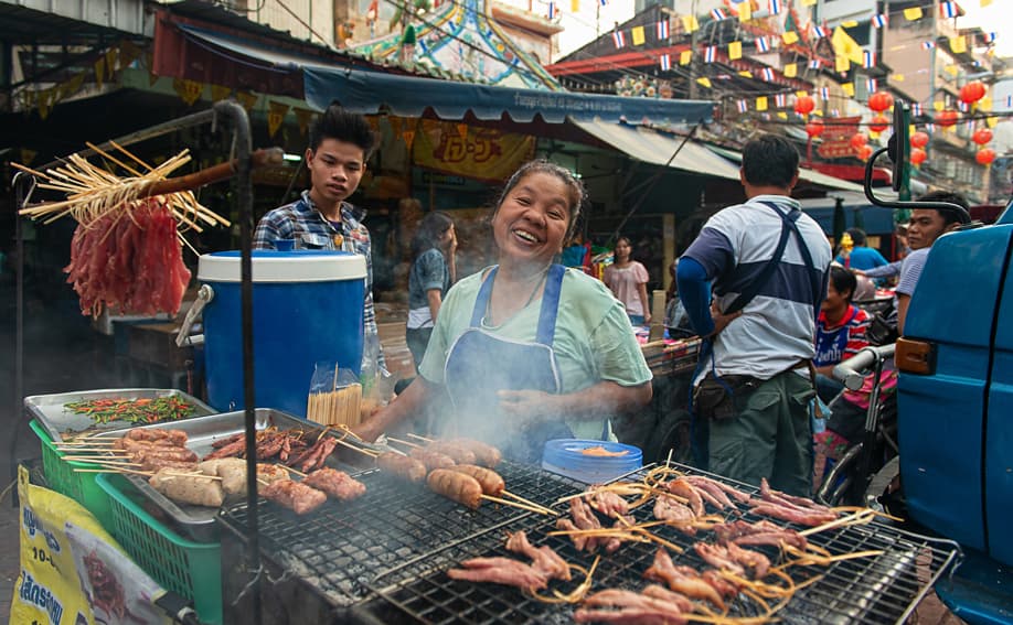 Mobile Garküche mit gegrilltem der Yaowarat Road.