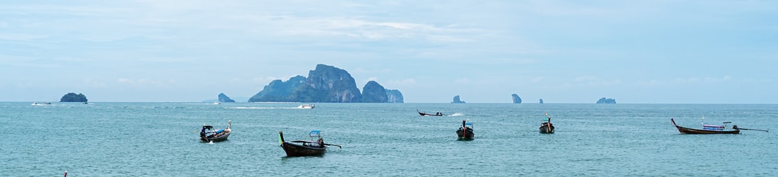 Longtailboote vor dem Ao Nang Beach.