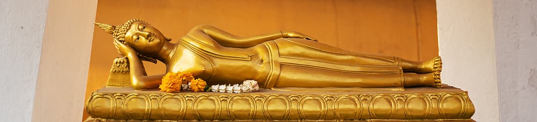 Kleiner liegender Buddha im Wat Dhammamongkol Bangkok.