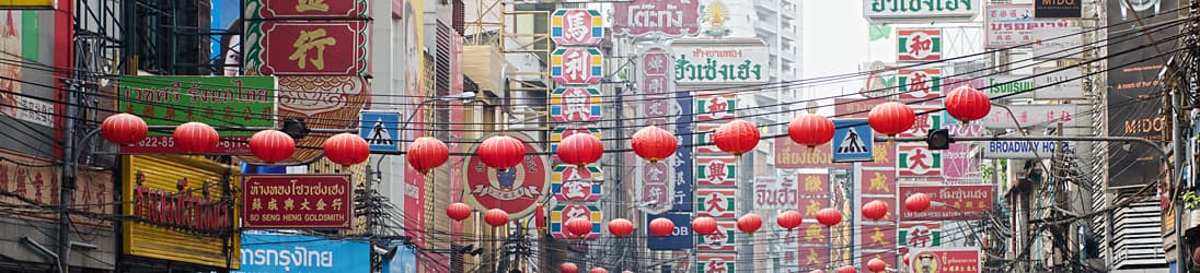 Schilder in der Yaowarat Road in Chinatown Bangkok.