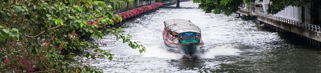 Kanalboot auf dem Khlong Saen Saep in Bangkok.