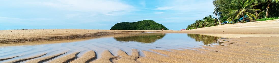 Mae Haad Strand und vorgelagerte Insel Koh Maa.