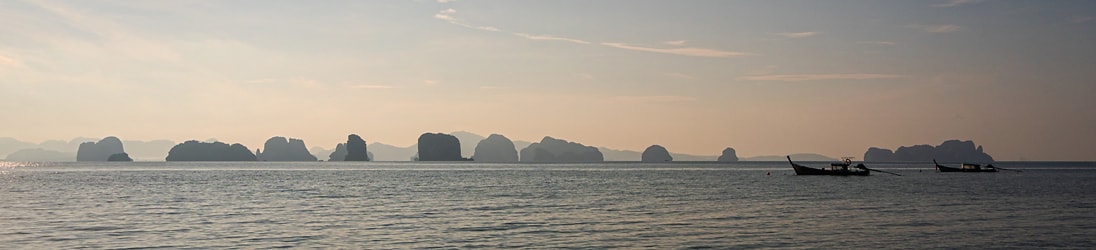Aussicht von Koh Yao Noi auf die Inseln und Kalksteinfelsen vor Krabis Küste.