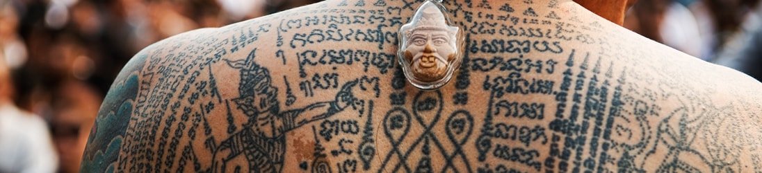 Mann mit Bamboo Tattoos auf dem Rücken