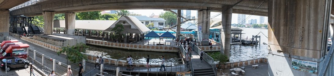 Skytrain und Sathorn Taksin Central Pier am Chao Phraya River