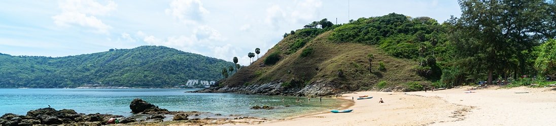 Der schöne Ya Nui Strand auf Phuket.